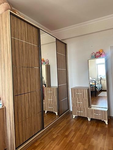 taxt 2 ci el: Yataq otağı dəsti + iş masası - Kupe dolab: 3 qapılı sürgülü sistem — 2