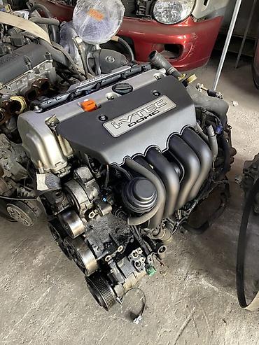 Двигатель Honda i-VTEC DOHC в сборе. На фото представлен бензиновый