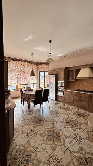 🏡 Продаётся особняк в центре Бишкека 📍 Панфилова / Жибек Жолу 📐 311 м²