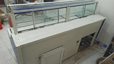 Soyuducu vitrinləri: Soyuducu işlək vəziyyətdədir. Temperatur dərəcə ilədi — 4