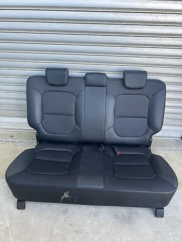 Seat: Заднее сиденье (2-й ряд) для автомобиля: - Конфигурация: трехместное — 2