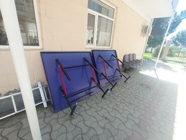 сетка для тенниса настольного: Продаю два настольных тенниса Складной, на колесах, легко перемещается
