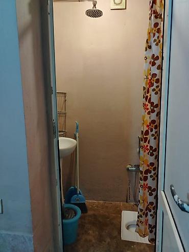 Аренда комнат: Mənzil 2 qatlı evin alt qatında yerləşir. Həyət ümumidir. Kommunal — 4