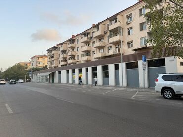 kiraye neftciler: Bu kommersiya sahəsi, yaşayış binasının birinci mərtəbəsində yerləşir