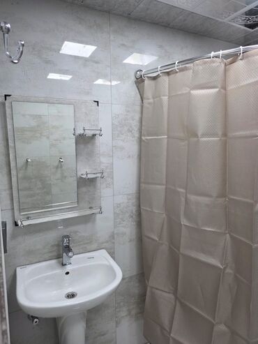 Uzunmüddətli kirayə mənzillər: 2 otaqlı mənzil – şəhər mənzərəli, işıqlı və zövqlə təmirli.Mebellər — 13