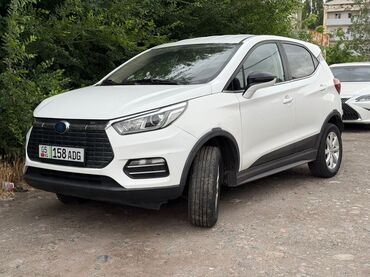машины на вариант: Белый компактный кроссовер с автоматической коробкой передач. Салон