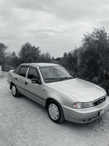 шины для нексия: Daewoo Nexia седан, золотистый цвет. Кузов и экстерьер: - 4-дверный