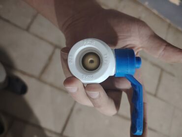 переходник ide sata: PPR su kranı (klapan) – qolu mavi, gövdəsi ağ rəngdə. Üzərində “PPR