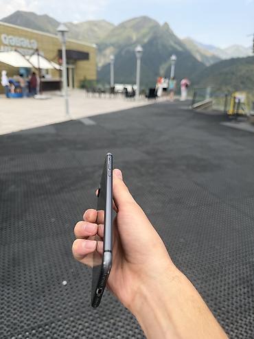 iphone 8 pilus: IPhone 8 Plus, Qara, Simsiz şarj — 4