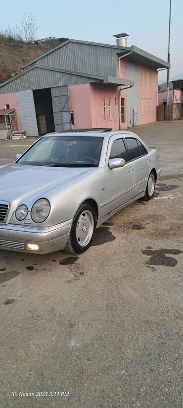 Mercedes-Benz: Mercedes-Benz E-Class (W210) sedan - Gümüş rəng, 4 qapı - Ön dəyirmi — 3