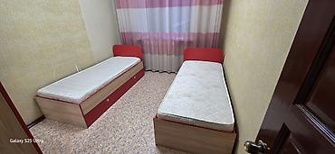 Мебель: Продаю гарнитур две кровати с выдвижными ящиками и шкаф — 1