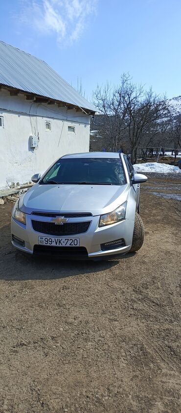 Chevrolet: Gümüşü rəngli, səliqəli Chevrolet Cruze. Bu sedan gündəlik istifadə