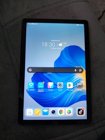 ucuz laptoplar: Honor planşeti, rahat və portativ istifadə üçün nəzərdə tutulmuşdur