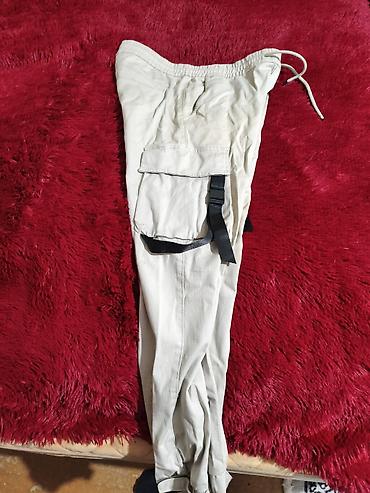 Kişi geyimləri: Bej rəngli kişilər üçün kargo şalvar - Model: kargo/jogger hibridi - — 2