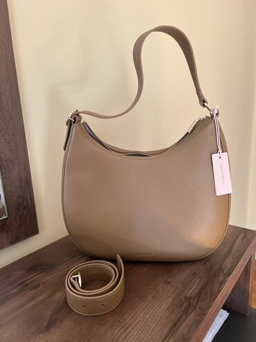 красивая сумка: Продаю сумку Coccinelli можно сказать в новом состоянии, одела пару