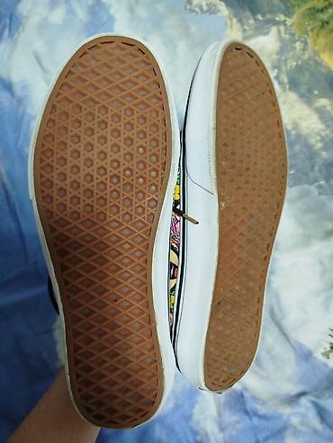 Кроссовки и спортивная обувь: Продаю мужские кросовки на 45 размер (46) маломерят в отличном — 9