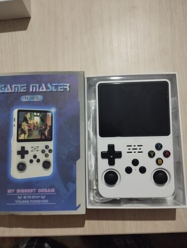 Ağ rəngdə "GAME MASTER R36S" modelli portativ oyun konsolu. Konsol əl
