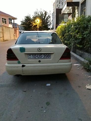 w210 ön bufer: Mercedes-Benz sedan - Kuzov: sedan, bej rəng - Nömrə nişanı — 2