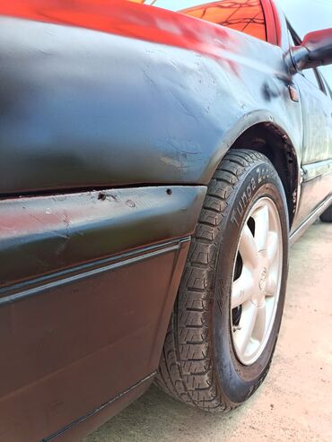 Volkswagen: Dördqapılı qara rəngli hetçbek model "Volkswagen Golf III" avtomobili — 16