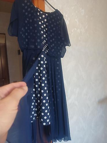Dəniz mavisi rəngdə, xallı (polka-dot) naxışlı qadın paltarı
