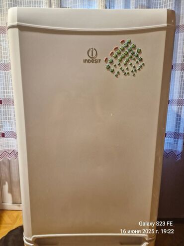 biryusa soyuduculari: Б/у 2 двери Indesit Холодильник Продажа, цвет - Белый
