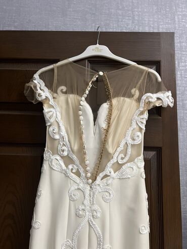 Toy paltarları: Ağ rəngli zərif gəlinlik - Model: baldırdan enən düz/yarı-fleyta — 3