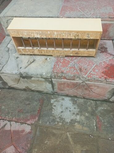 Лекарства для с/х животных: Bu, quşlar üçün nəzərdə tutulmuş taxta yem qabıdır. Dizaynı quşların