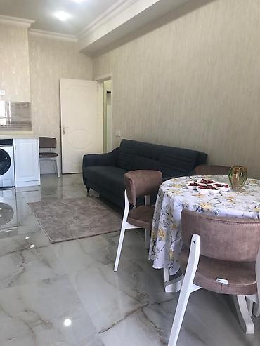 azadliq ev: Məkan: geniş pəncərəli otaq və açıq balkonlu mənzil. 100kv. 2 otaq + — 4
