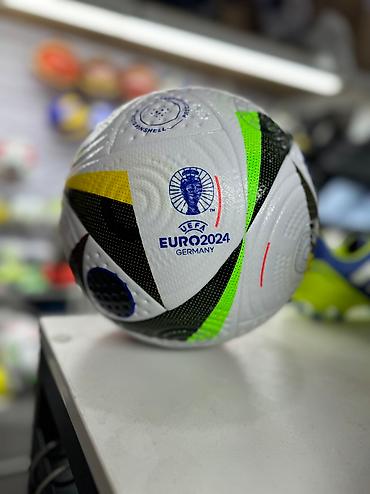Мячи: Футбольный мяч Adidas Euro 2024
Размер 5
Материал: полиуретан — 2