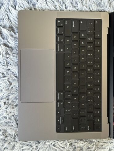 Apple: Apple M3, 8 GB OZU, 14 " — 9