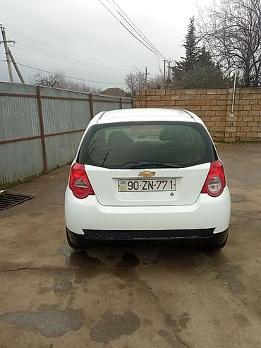 Chevrolet: , ağ rəng, 5 qapılı hetçbek. Xüsusiyyətlər: - Sürət qutusu: mexaniki — 6