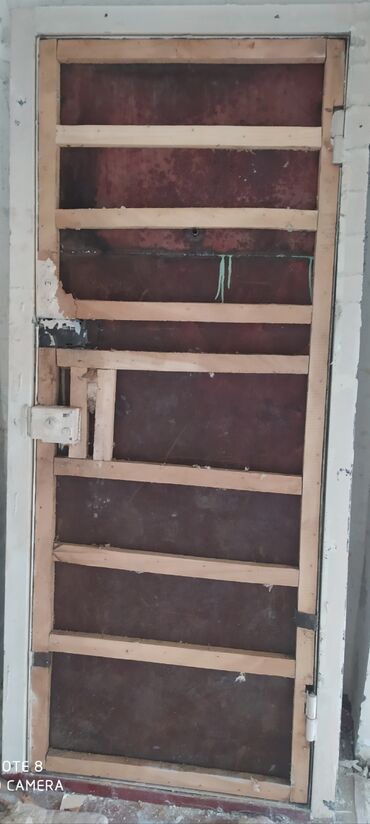 установка дверей: Входная дверь, Металл, Правосторонний механизм, цвет - Белый, Б/у, 210 * 90, Самовывоз