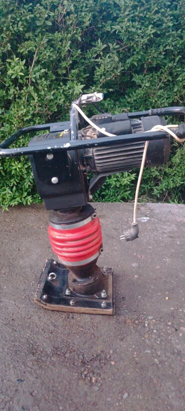 Другие инструменты: Продаю вибротрамбовку ТЕН
Модель: YL90L1-2
220V 50HZ