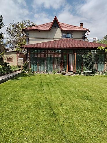 Продажа коттеджей и домов: 5 и более комнат, 220 м², 10 соток, Бишкек, Собственник — 4