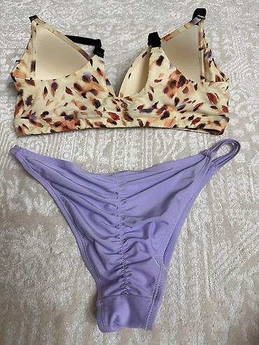 Çimərlik geyimləri: İki hissəli bikini dəsti - Üst: Açıq krem fon üzərində ləkəli/animal — 2