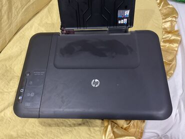 Сканеры: HP DeskJet 1510 hamısı birində printer, qara rəngdə. Bu model çap