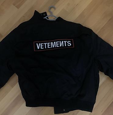 Üst geyimləri: VETEMENTS loqolu qara bomber gödəkcə size: M təzə - Rəng: qara - — 2