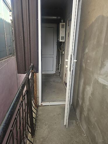 1 комната квартира снять: 1 otaqlı kirayə mənzil (studia tipli) - Geniş işıqlı otaq: pəncərə — 6