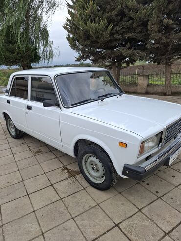 Информатика: VAZ 2107 sedan – ağ rəng, klassik korpus dizaynı. - Kuzov: 4 qapı