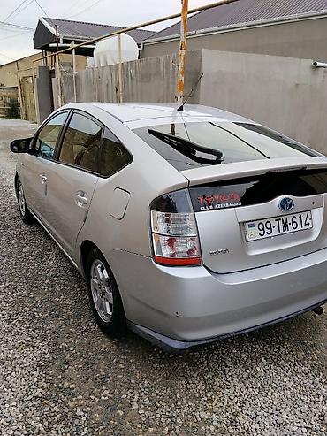 on faralar: Toyota Prius (2-ci nəsil) – gümüşü rəng, hibrid sedan/hatchbek — 3