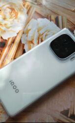 подарочный набор apple 6 в 1: Vivo iQOO Z9, Новый, 256 ГБ, цвет - Белый, 2 SIM