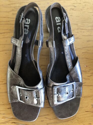 srebrna haljina kakve cipele: Sandale