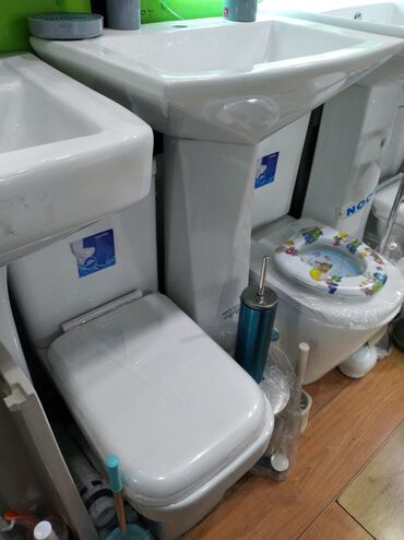 hamam tusu: Ağ rəngli keramika materialından hazırlanmış, ayaqüstü quraşdırılan