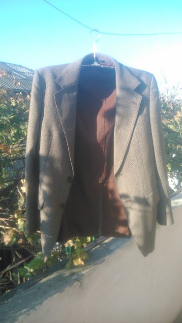 Pencəklər: Kişi üçün pencək satılır.Yaxşı vəziyyətdədir.Razmer 52.Qiyməti 15 — 8