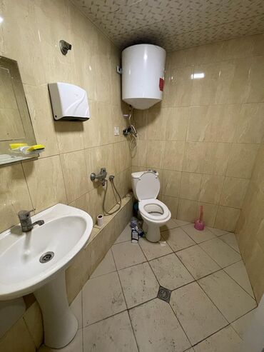 Kirayə qaraj: 236 nömrəli məktəbin qabağı. İşlək və mərkəzi küçədir. Yola baxır. Hər — 9