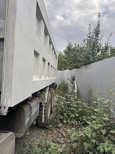 трактор дыты: Самосвал HOWO 375 белого цвета с высокой металлической самосвальной — 7