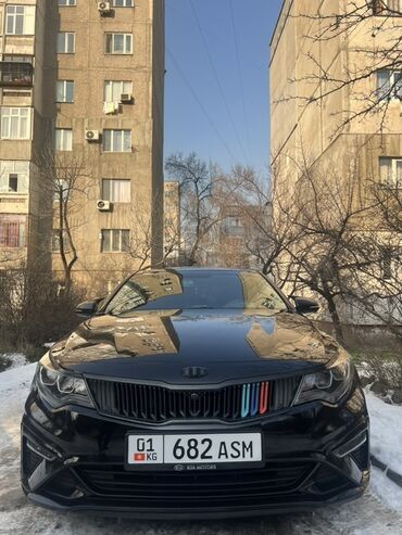 Kia: Чёрный седан Kia k5 с автоматической коробкой передач. Автомобиль