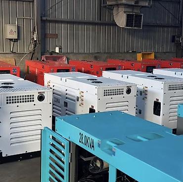 Генераторы: Генератор в шумозащитных кожухах - Мощность: от 28.0 kVA (на фото — 1