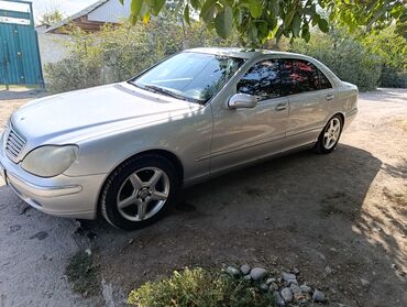 Mercedes-Benz: Mercedes-Benz S‑Class (W220), серебристый седан бизнес‑класса. Кузов