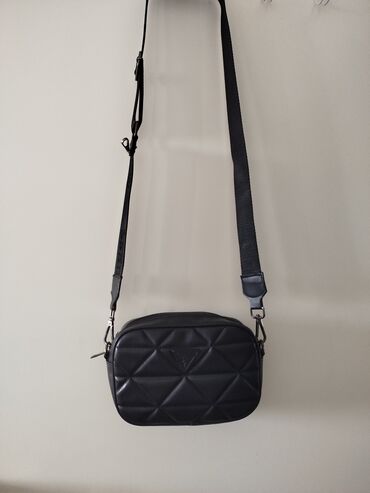 mona roze torbica: Shoulder bag, Guess, Material: Patent leather